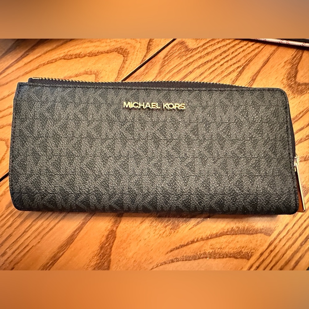 NWT Michael Kors Jet Set Travel Large Logo Three Quarter Zip Wallet